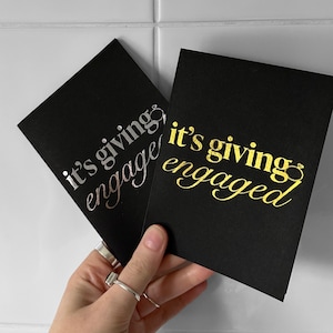 Si tratta di una carta di fidanzamento per congratulazioni di fidanzamento, coppia, biglietto d'auguri in oro, celebrazione in lamina, festa di matrimonio, anello di fidanzamento, proposta di matrimonio