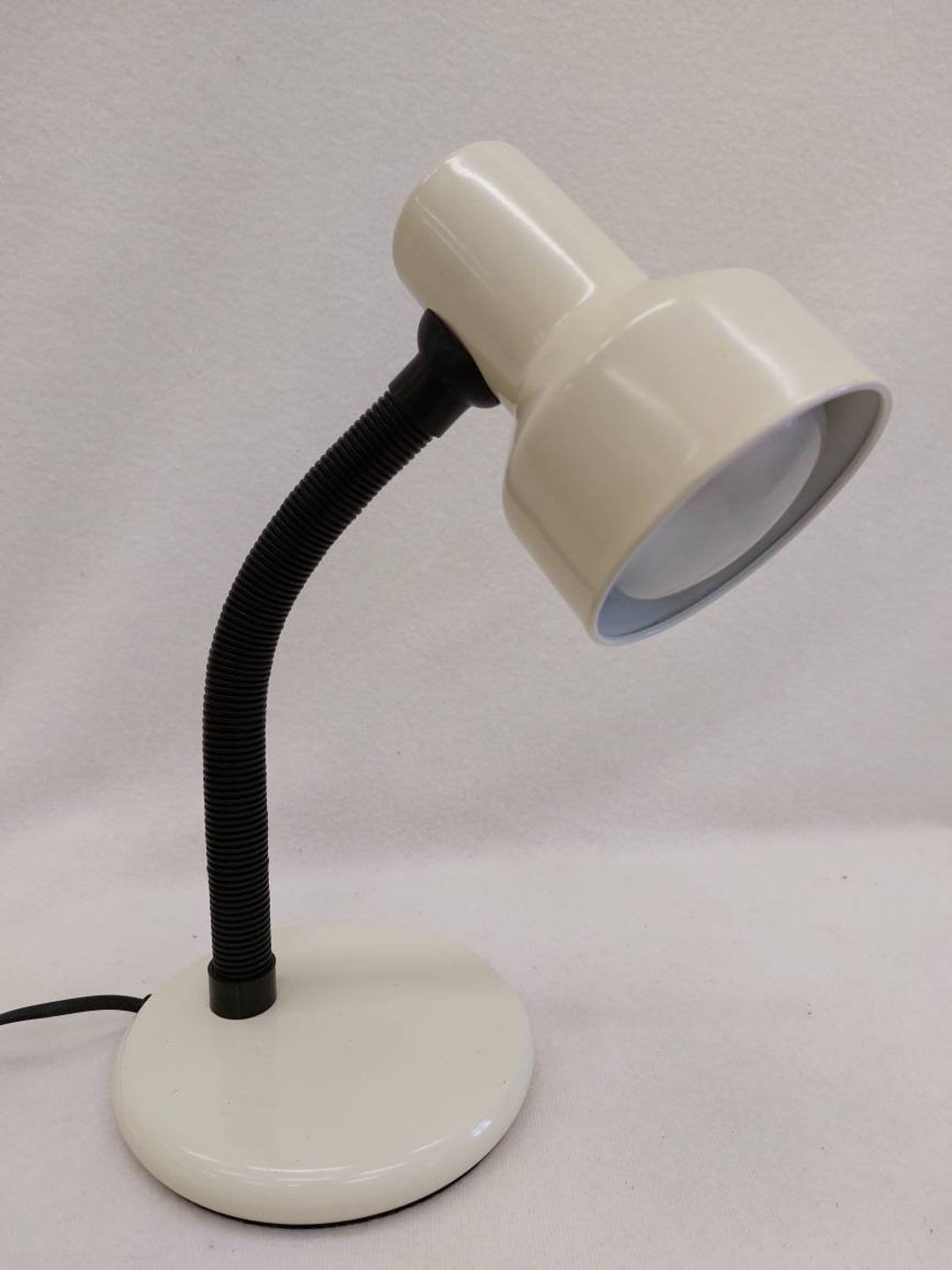 Vintage White Desk Lamp / Table Lamp / Office Lamp / Mid Vintage White Desk Lamp / Table Lamp / Office Lamp / Mid