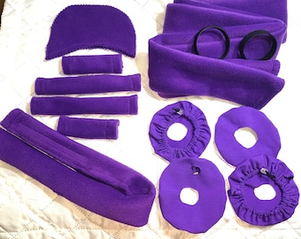 Può includere: Un set di pezzi di tessuto in pile viola per l'artigianato. Il set comprende un cappello, quattro scaldamani, un scaldacollo e quattro pezzi rotondi con fori al centro.