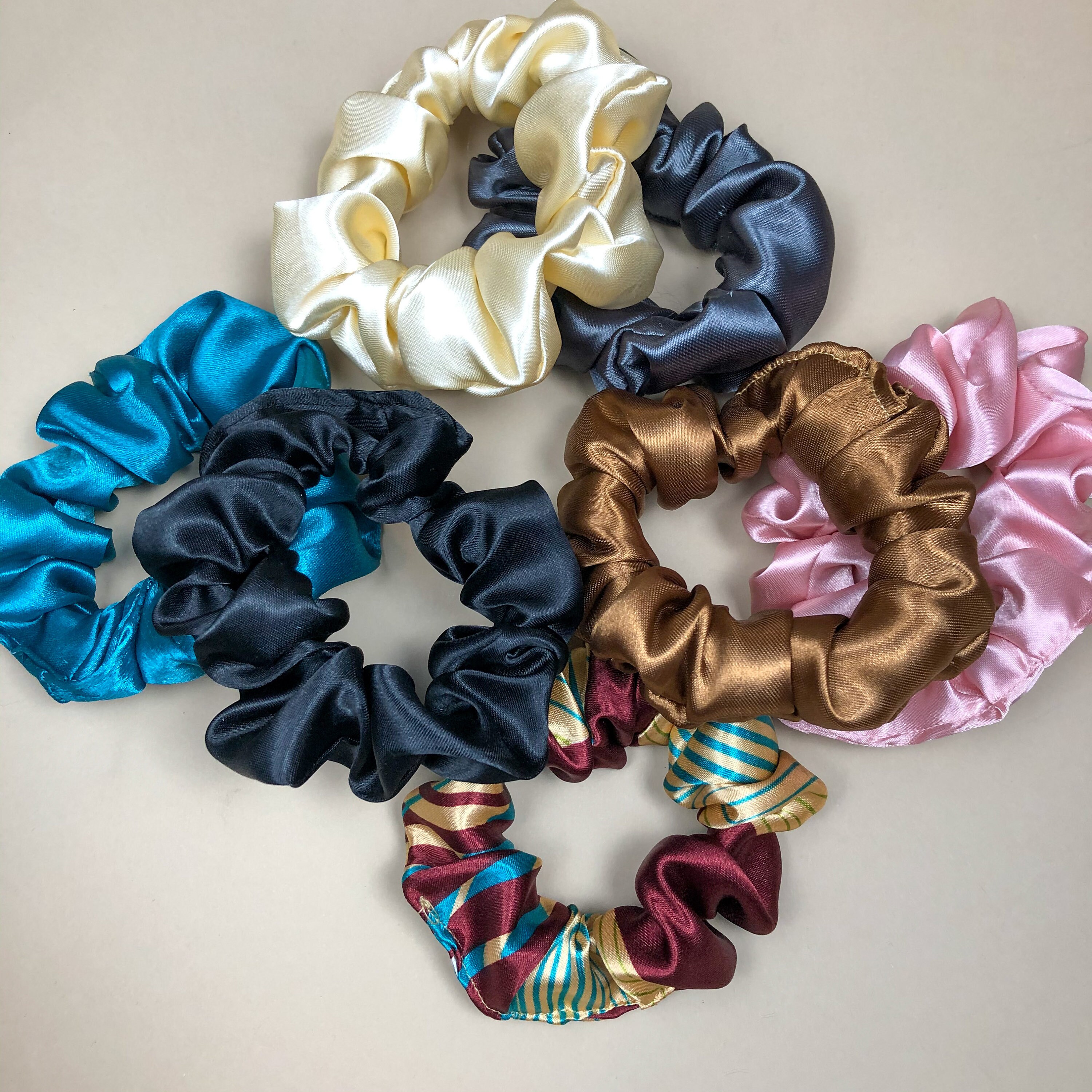 Satin Scrunchies 'Feels Like Silk' – 3er Set In Rotwein, Braun & Champagner, Weiche Haargummis Für Frauen