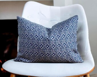 Coussin aztèque, coussin bleu marine, coussin géométrique, housse de coussin Royaume-Uni, coussin à motif, coussin indigo, coussin à pampilles, durable