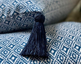 Coussin aztèque, coussin bleu marine, coussin géométrique, housse de coussin Royaume-Uni, coussin à motif, coussin indigo, coussin à pampilles, durable