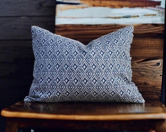Coussin aztèque, coussin bleu marine, coussin géométrique, housse de coussin Royaume-Uni, coussin à motif, coussin indigo, coussin à pampilles, durable