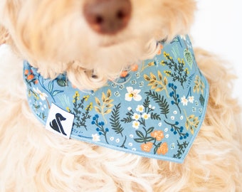 Bandana floral en azul para perros con broche para perro Bandana personalizada personalizada con nombre bordado azul con flores Bandana regalo para mamá perro