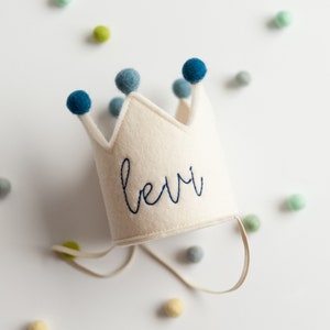 Hoedje eerste verjaardag babyfeestje, verjaardagskroon met naam, verjaardagskroon peuter, eerste verjaardag jongen, crème vilt + kies borduurkleur