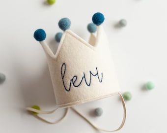 Chapeau de fête pour le premier anniversaire de bébé, couronne d'anniversaire avec nom, couronne d'anniversaire pour tout-petit, premier anniversaire de garçon, feutre crème + couleur au choix