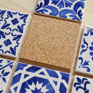 Peut inclure: Ensemble de six sous-verres en c&eacute;ramique bleu et blanc avec une vari&eacute;t&eacute; de motifs g&eacute;om&eacute;triques. Les sous-verres sont carr&eacute;s et ont un dos en li&egrave;ge.