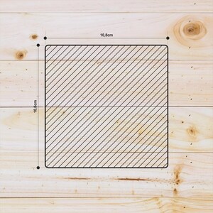 Peut inclure: Un motif en damier noir et blanc &agrave; l'int&eacute;rieur d'un cadre carr&eacute; avec des dimensions de 10,8 cm sur 10,8 cm.