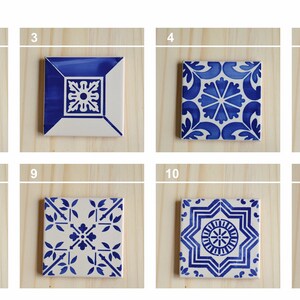 Peut inclure: Douze carreaux en c&eacute;ramique bleus et blancs avec des motifs g&eacute;om&eacute;triques complexes. Les carreaux sont dispos&eacute;s en deux rang&eacute;es de six, chaque carreau &eacute;tant num&eacute;rot&eacute; de 1 &agrave; 12.
