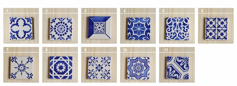 Peut inclure: Douze carreaux en c&eacute;ramique bleus et blancs avec des motifs g&eacute;om&eacute;triques complexes. Les carreaux sont dispos&eacute;s en deux rang&eacute;es de six, chaque carreau &eacute;tant num&eacute;rot&eacute; de 1 &agrave; 12.