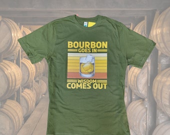 Bourbon Goes In Wisdom Comes Out Bourbon Drinking Lover Gift T-shirt, T-shirt à manches longues, cadeau amusant pour père, frère, papa T-shirts -