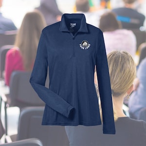 Könnte beinhalten: Marineblaues Langarmshirt mit einem Viertel-Reißverschlusskragen. Das Shirt hat ein weißes Logo mit dem Text "YOUR LOGO" und einem Bergdesign. Das Shirt besteht aus einem leichten Material, das sich für Sport oder Freizeit eignet.