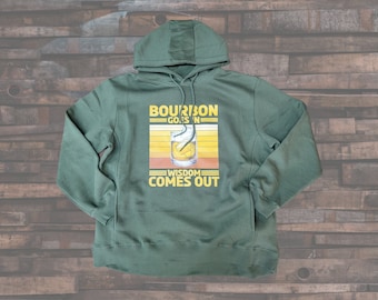 Sweat à capuche whisky Bourbon Goes in Wisdom Comes Out Kentucky cadeau à capuche doux, sweat à capuche à manches longues, cadeau drôle pour père, frère, papa T-shirts