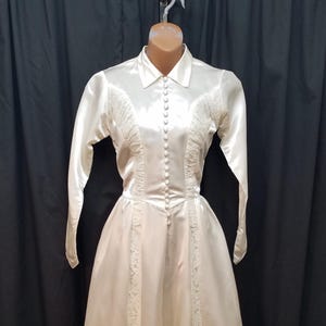 素敵な 1940 年代のビンテージ Kleinert のクリーム色のサテンの長袖ウェディング ドレス ガウン、ボタンとレースのアクセント付き、寸法は下記をご覧ください。