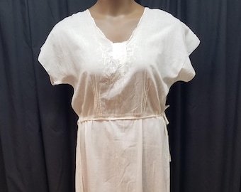 Vtg 1930s Eastern Isles, biała, cienka bawełniana koszula nocna z delikatnym haftem i dołączonym paskiem, rozmiar XL, wymiary poniżej.