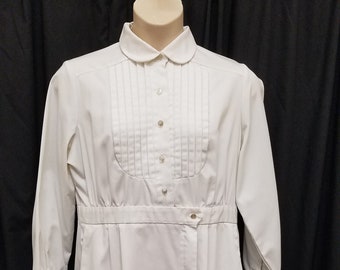 Vintage 1970er White Swan White Krankenschwester Maid Diner Smock Kleid Dacron Poly Cotton Kragen Langarm Uniform