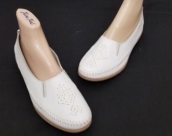 Vintage White Leather Minnetonka Moccasins Slip On Driving Shoes Flats Slippers Size 7 1/2 w Decorative Stitching