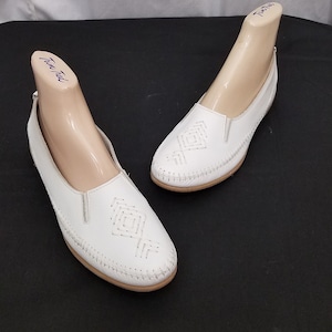 Vintage White Leather Minnetonka Moccasins Slip On Driving Shoes Flats Slippers Size 7 1/2 w Decorative Stitching. Measurements Below