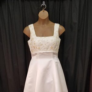 90 年代のヴィンテージ Mori Lee の白いハンド ビーズ エンパイア ウエスト ウェディング ドレス、エレガントなノースリーブ ボールガウン。寸法は下記をご覧ください。