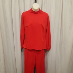 Vintage 1960&#39;s-1970&#39;s Ladies Bright Orange Double Knit Stretch 2 Piece Casual Pantsuit. Medidas abaixo