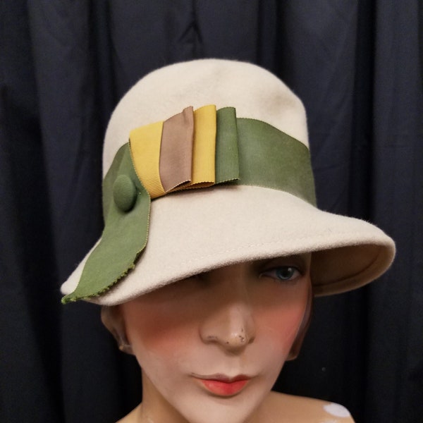 Vintage 1960's Glenover Henry Pollak Designer Tan 100% Wool Bucket Hat Cloche Cap w Green & Yellow Ribbon Hat Band