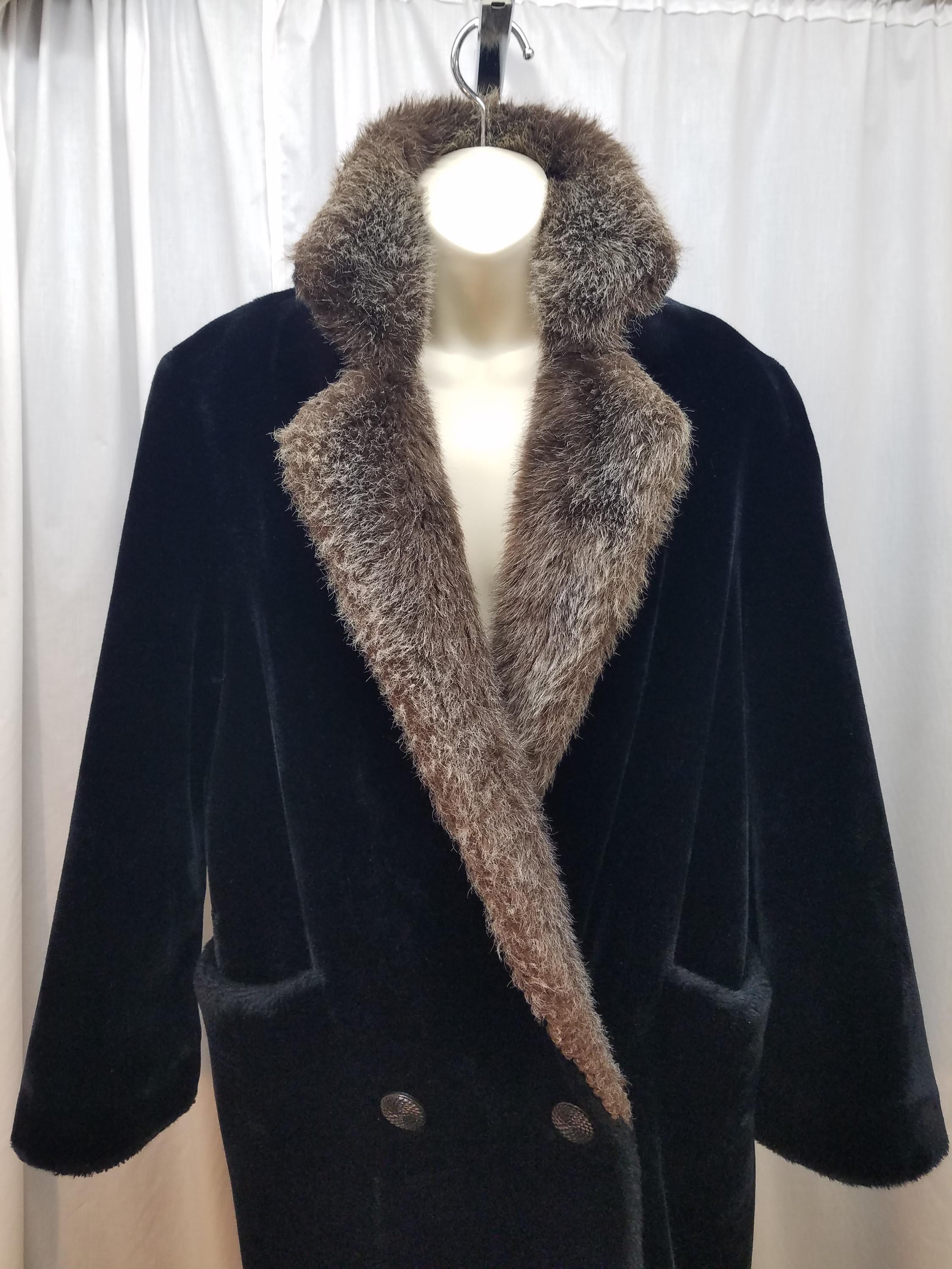 Vintage 1960's XL Hillmoor New York Black Velvet Faux Fur Collar