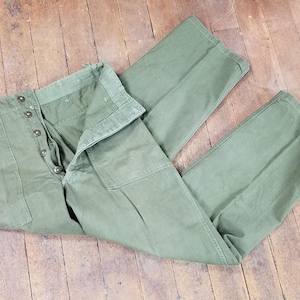 Pantaloni cargo vintage in cotone dell'esercito americano della Seconda Guerra Mondiale, anni '40, con chiusura a bottoni, prodotti negli Stati Uniti, taglia 32, misure riportate di seguito.