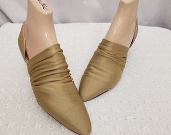 Magnifique Rare vintage LARRY STUART Collection Femme Or Tissu Taille 5 1/2 Fabriqué en Italie Slip à talons sur chaussures Pantoufles