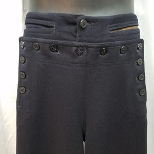 28 Taille 1940er Jahre US Navy Weiche Wolle Seemannshose / Marineblaue 13-Knopf Flap Front Latzhose mit weitem Bein Hose, Maße unten.