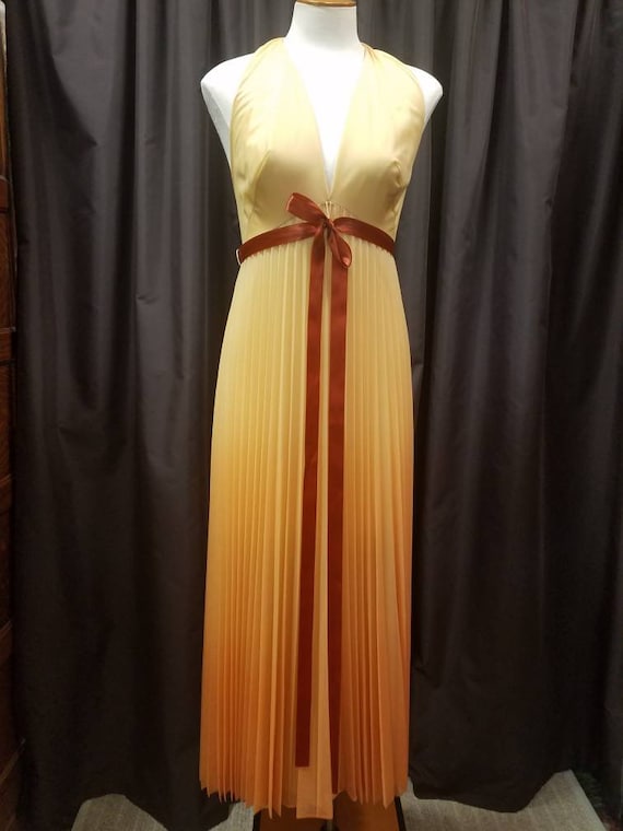 1970s / 80s Vanity Fair sized 32 beautifully pleat