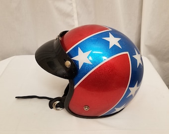 Vintage 1960er Jahre Rebel Easy Rider Patriotic Rot, Weiß & Blau Sterne Bars Streifen Metallflocken Motorradhelm mit Visiergröße 6 1/2 - 6 5/8