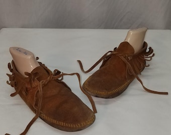 Botines vintage estilo Minnetonka de los años 70 con cordones, de ante marrón y flecos. Botines de tierra. Zapatos de tierra. Medidas a continuación.