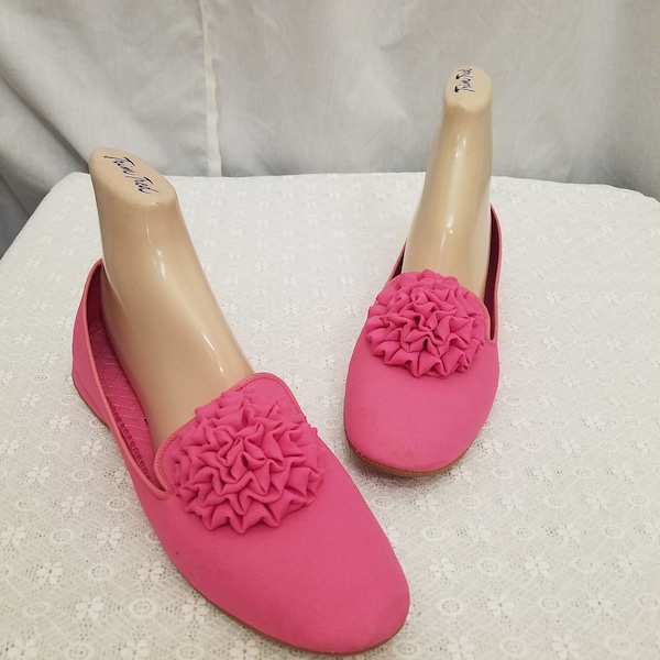 Vtg 1960s Comfy slippers DANIEL GREEN slippers shoes / boudoir bedroom shoes /pink slippers / pink accent flower shoes