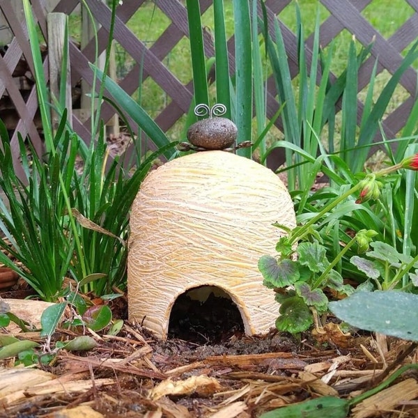 Terra Cotta Toad House with Little Toad Statue, Frog House, Home for Frogs, Garden Decor, Yard Art, Outdoor Decor, Patio Art, Frog Housing
