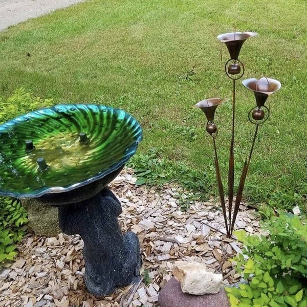 Estaca de jardín con tres lirios cala y campanillas de viento, arte de jardín hecho a mano para exteriores, acabado en cobre, decoración de jardín, estaca de jardín, escultura floral.