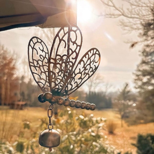 Adorno colgante de libélula con campana / Arte para el jardín / Decoración de jardín / Regalos para mamá / Jardinería / Libélulas / Arte en metal / Arte para patio / Decoración