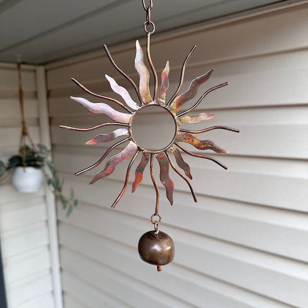 Adorno colgante de sol con campana / Regalos para mamá / Decoración de jardín / Arte de patio / Decoración de patio / Arte de metal / Regalos de jardinería / Campanas de viento / Decoración