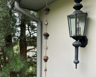 Cadena de lluvia de metal hecha a mano con forma de piña y campanillas / Decoración de jardín inspirada en la naturaleza