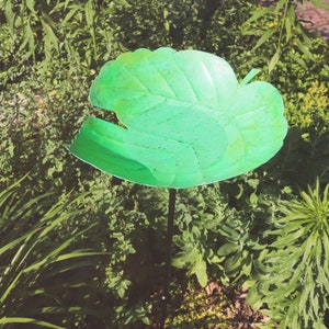 Green Leaf Bird Bath | Birdhouses | Birds | Bird Art | Bird Lovers | Garden Decor | Yard Art | Patio Art | Gifts for Mom | Bird Feeders