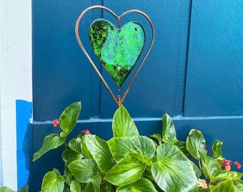 Green Heart Disc Garden Stake | Handcrafted outdoor garden art | Whimsical heart-shaped metal décor for gardening gifts and accents