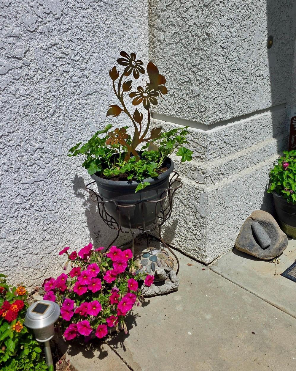 Hand-torched Daisy Garden Stake | Iridescent Metal Flower Garden