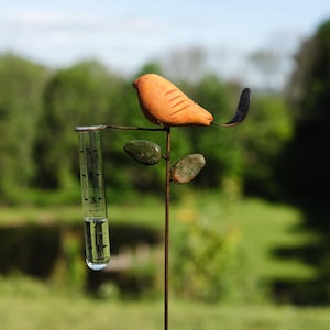 Bird Rain Gauge with Terra Cotta Design, Metal Garden Decor for Outdoor Spaces bild 3