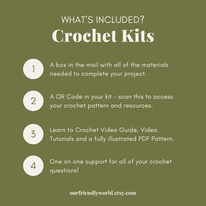 Op de afbeelding: Een olijfgroene informatieve afbeelding met de titel WHAT'S INCLUDED? Crochet Kits. Het bevat vier punten: 1. Een doos per post met materialen. 2. Een QR-code voor patronen. 3. Videogidsen en PDF-patronen. 4. Individuele ondersteuning. ourfriendlyworld.etsy.com