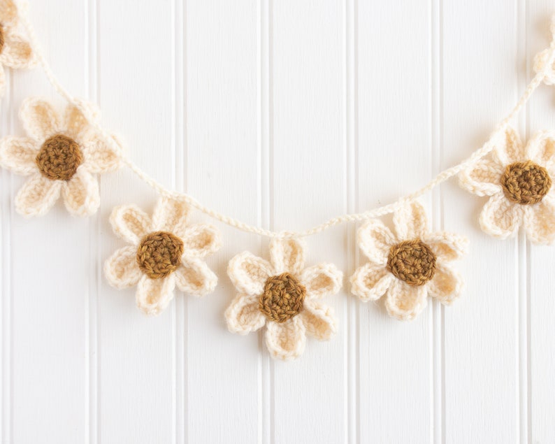 Crochet Garland Pattern, Daisy Garland Crochet Pattern, Crochet Flower Garland Pattern, Spring Flower Crochet Pattern, Daisy Chain Crochet image 1
