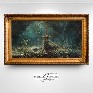 Könnte beinhalten: Ein goldenes Schwert ist in einen moosbewachsenen Felsen in einem dunklen Wald eingebettet. Das Schwert hat einen Kreuzschutz und einen Griff. Der Wald ist dunkel und geheimnisvoll, mit hohen Bäumen und üppigem Laub.