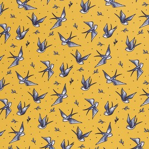 Pode incluir: Um padrão sem costura que apresenta um desenho repetitivo de andorinhas azuis sobre um fundo amarelo. As andorinhas são estilizadas e têm um aspeto vintage.