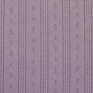 Może przedstawiać: Zbliżenie na jasnofioletowy materiał o fakturowanym, tkanym wzorze. Materiał ma delikatny, koronkowy wygląd.