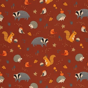 Op de afbeelding: Een naadloos patroon met verschillende bosdieren, waaronder eekhoorns, egels, dassen en vogels. De achtergrond is een warme bruine kleur met verspreide witte stippen. De dieren zijn afgebeeld in een cartoon-stijl met felle kleuren.