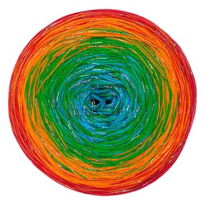 Könnte beinhalten: Eine Knäuel regenbogenfarbener Wolle mit silbernem Faden, der durch die gesamte Länge gewebt ist. Die Wolle ist zu einer Kugel gewickelt.