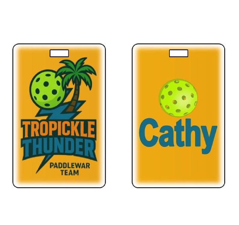 Może przedstawiać: Dwie prostokątne etykiety drużyny pickleball. Jedna etykieta zawiera zieloną piłkę do pickleball, palmę i tekst "TROPICKLE THUNDER PADDLEWAR TEAM" na ż&oacute;łtym tle. Druga etykieta ma zieloną piłkę do pickleball i imię "Cathy" na ż&oacute;łtym tle.